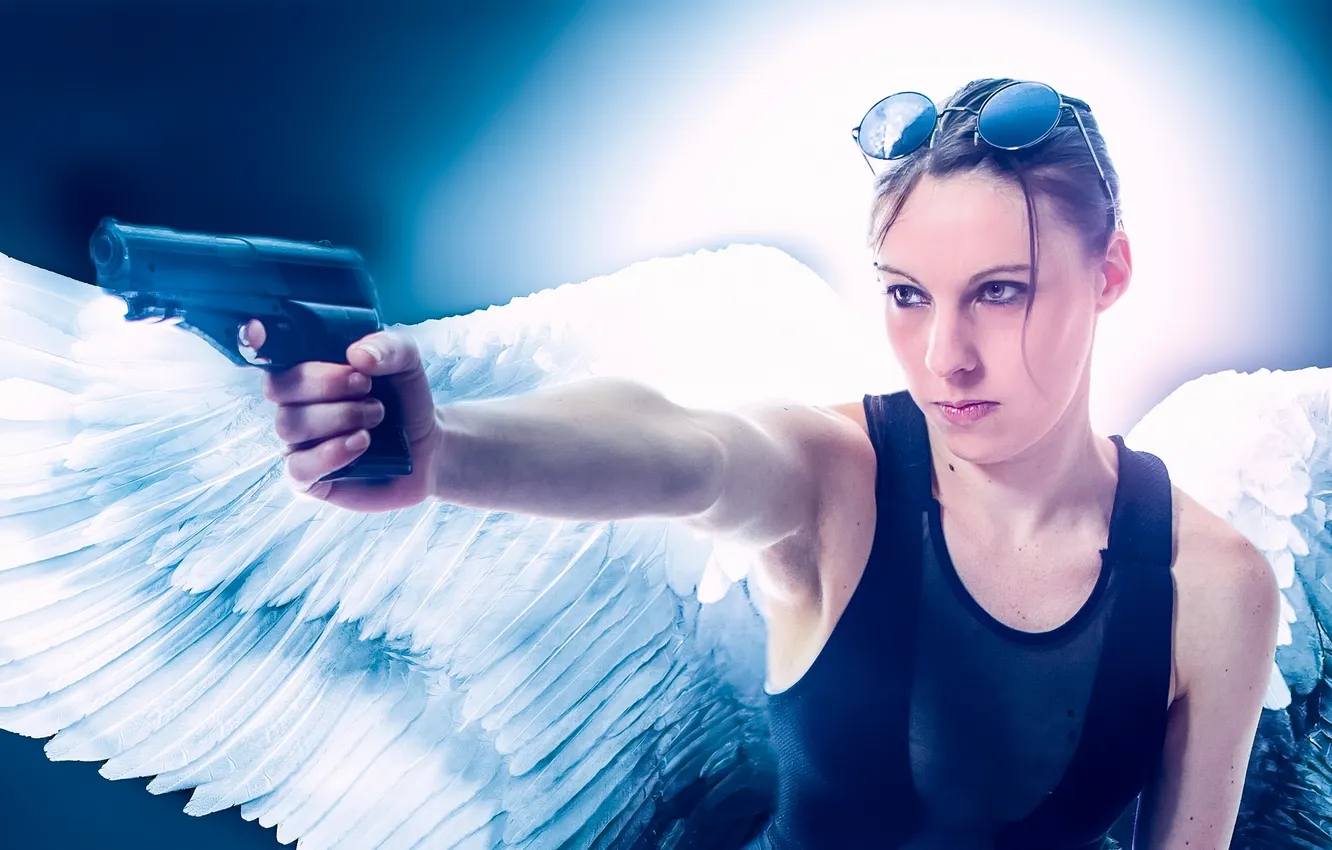 Фото обои девушка, пистолет, оружие, настроение, крылья, ангел, очки