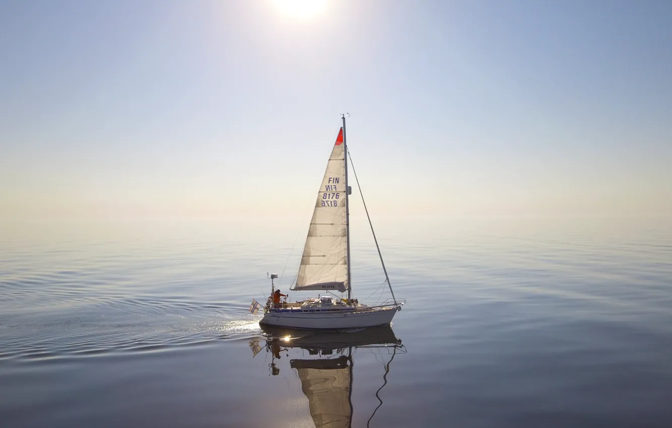 Фото обои море, солнце, лодка, горизонт, парус, дымка, Северные плавания, Спокойное плавание по Балтийскому морю