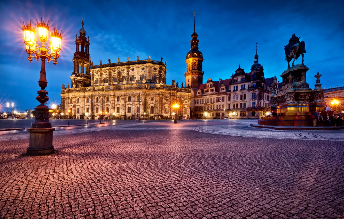 Фото обои свет, люди, вечер, Германия, Дрезден, фонари, памятник, Germany