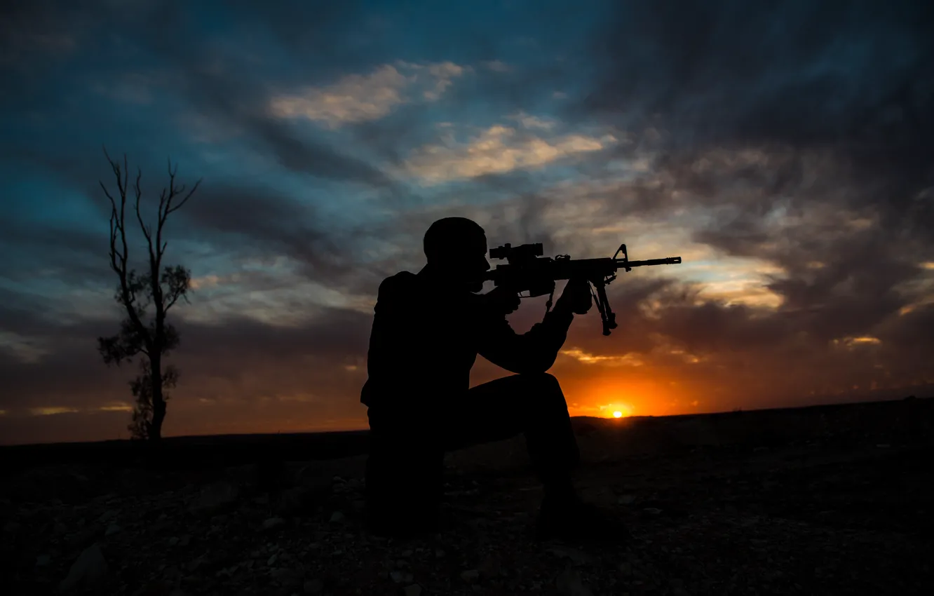 Фото обои закат, оружие, силуэт, солдат