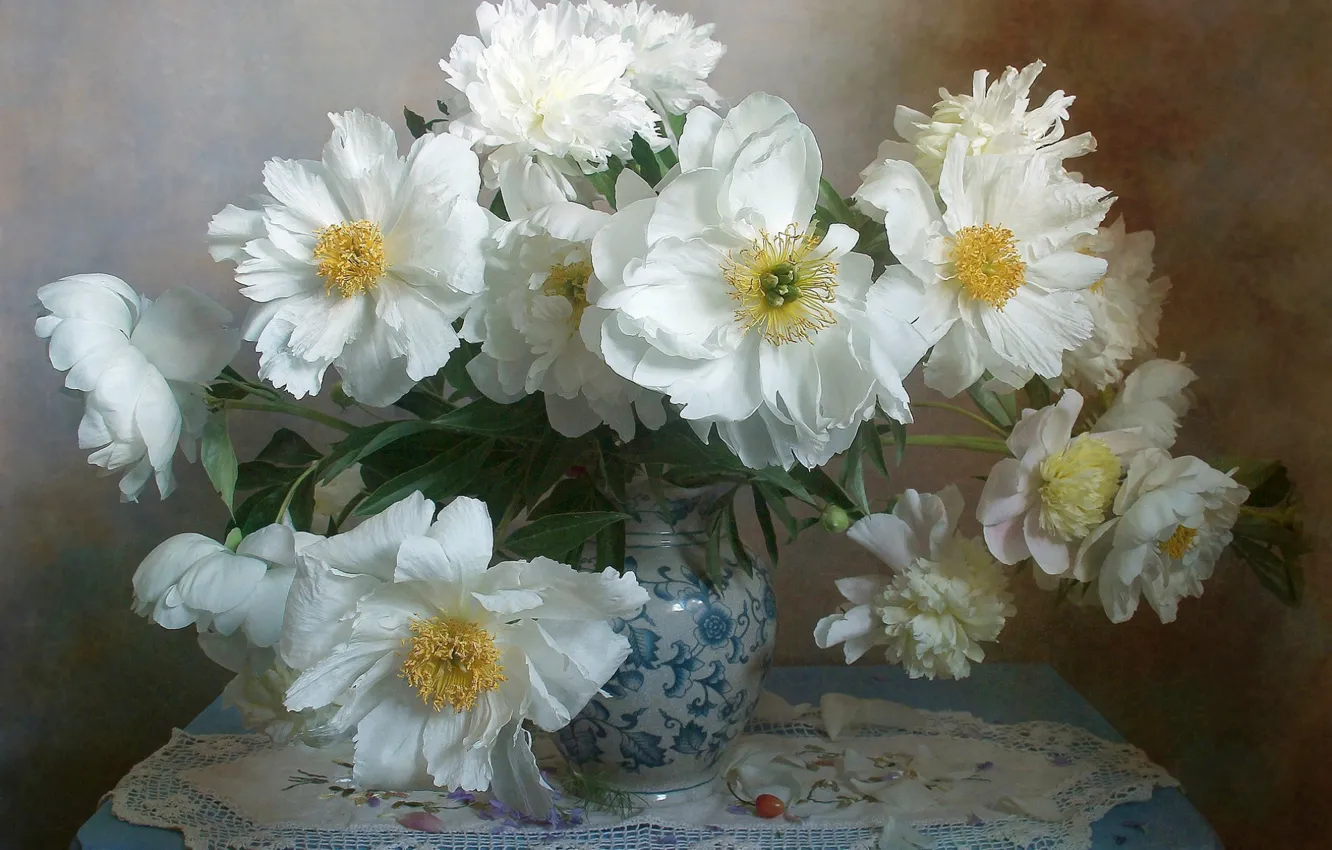 Фото обои цветы, ваза, столик, салфетка, пионы