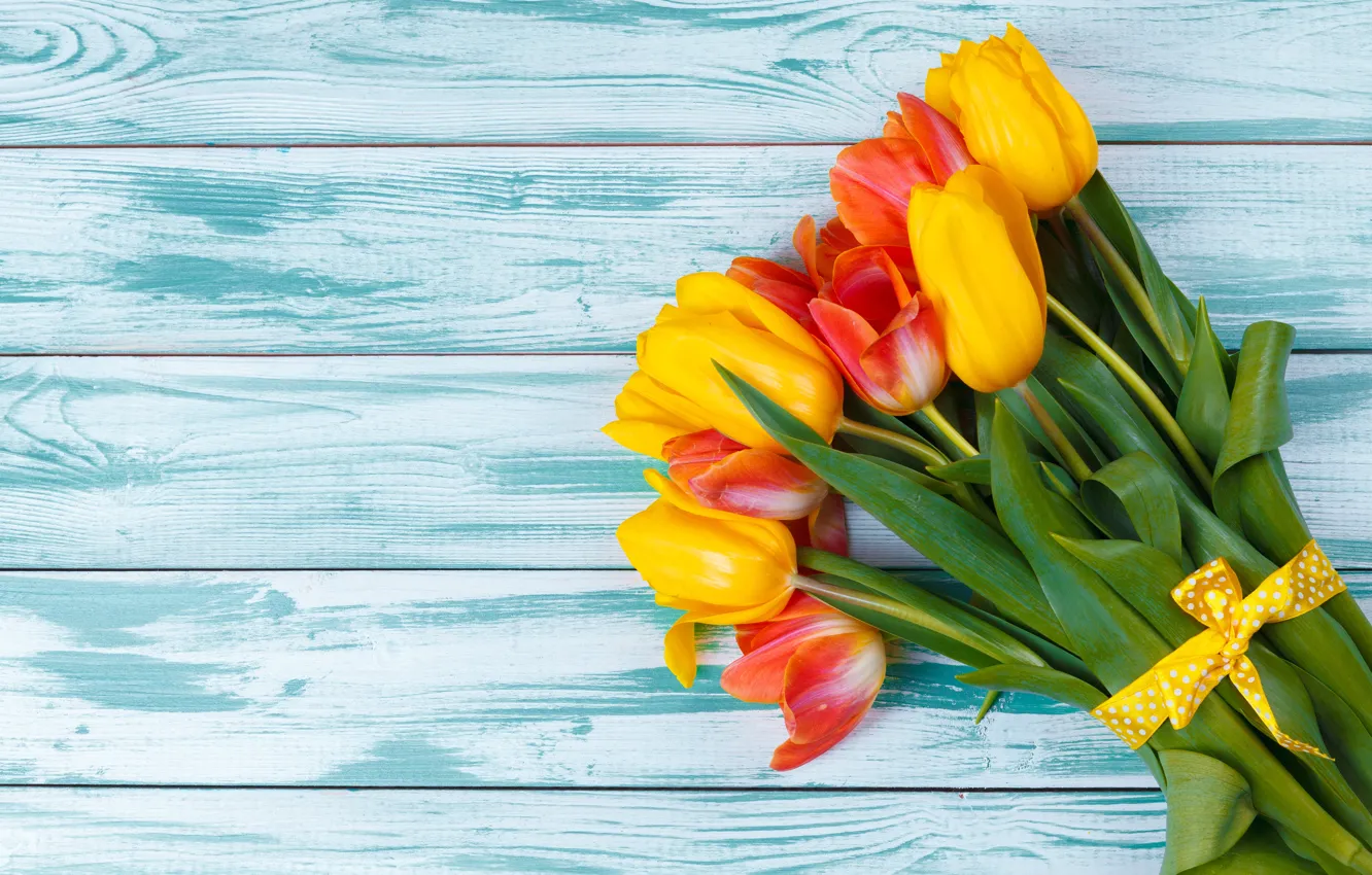 Фото обои цветы, букет, тюльпаны, red, yellow, wood, flowers, tulips