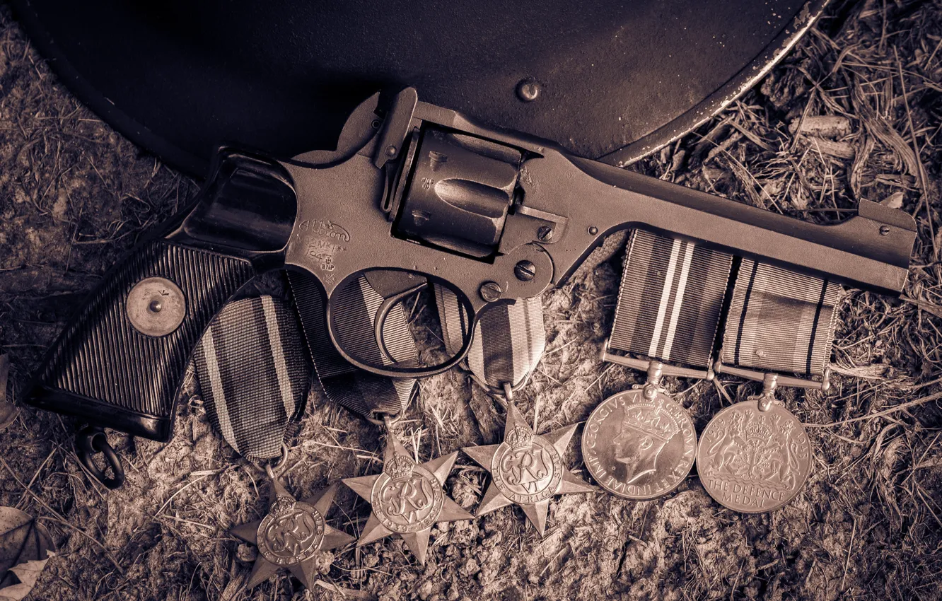 Фото обои оружие, револьвер, медали, No2 Mk1, Enfield, «Энфилд», Броди шлем