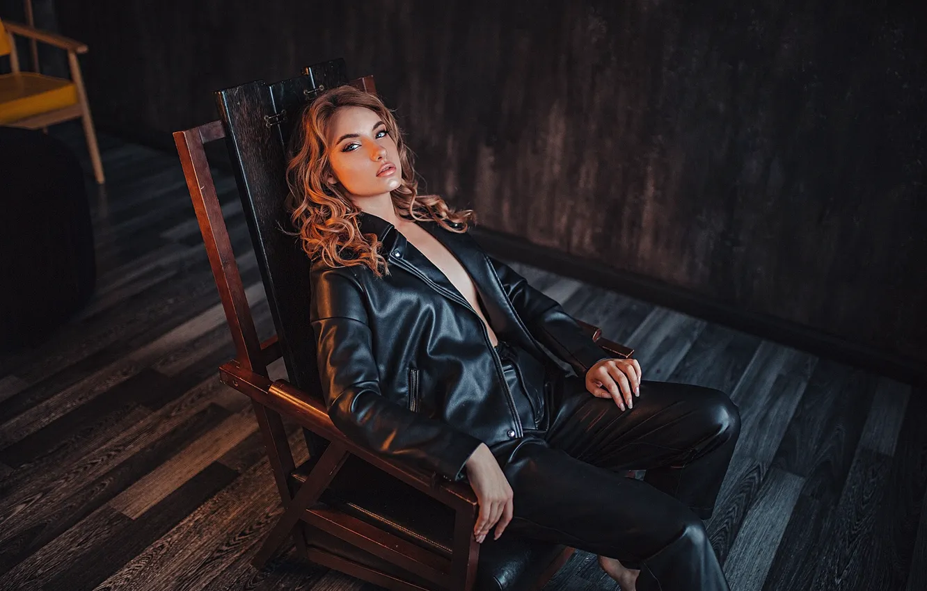 Фото обои взгляд, девушка, поза, кресло, куртка, локоны, брюки, Григорий Лифин
