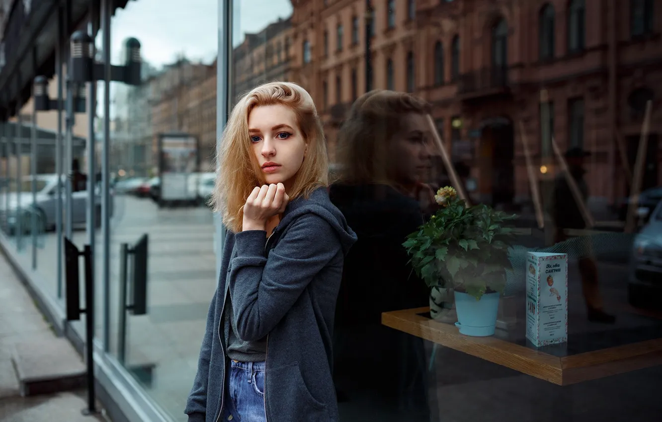 Фото обои girl, glass, long hair, photo, blue eyes, model, street, lips