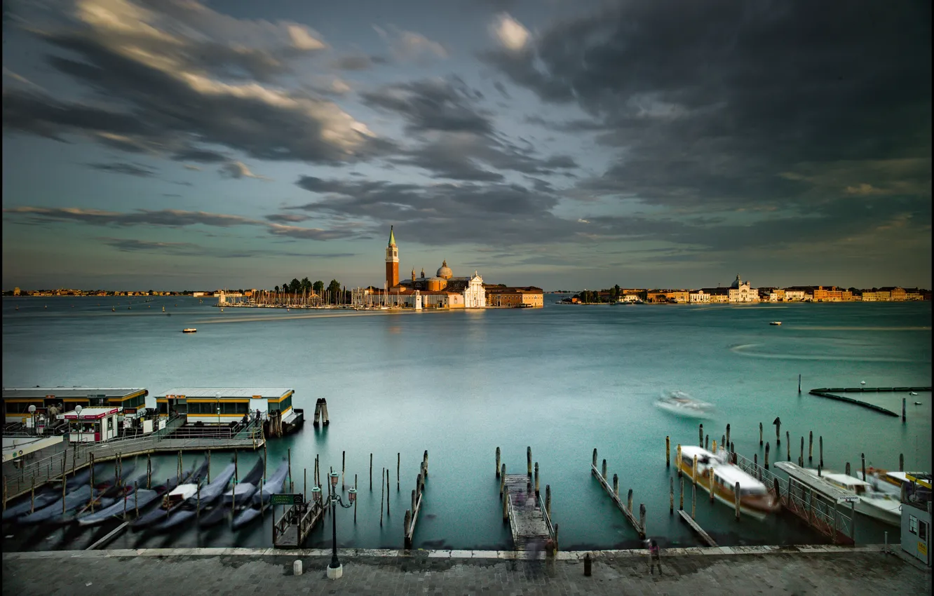 Фото обои город, дома, лодки, Италия, Венеция, канал, набережная, гондолы