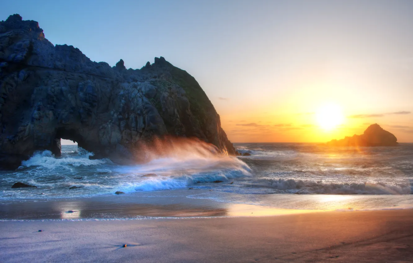 Фото обои песок, море, волны, пляж, небо, закат, скалы