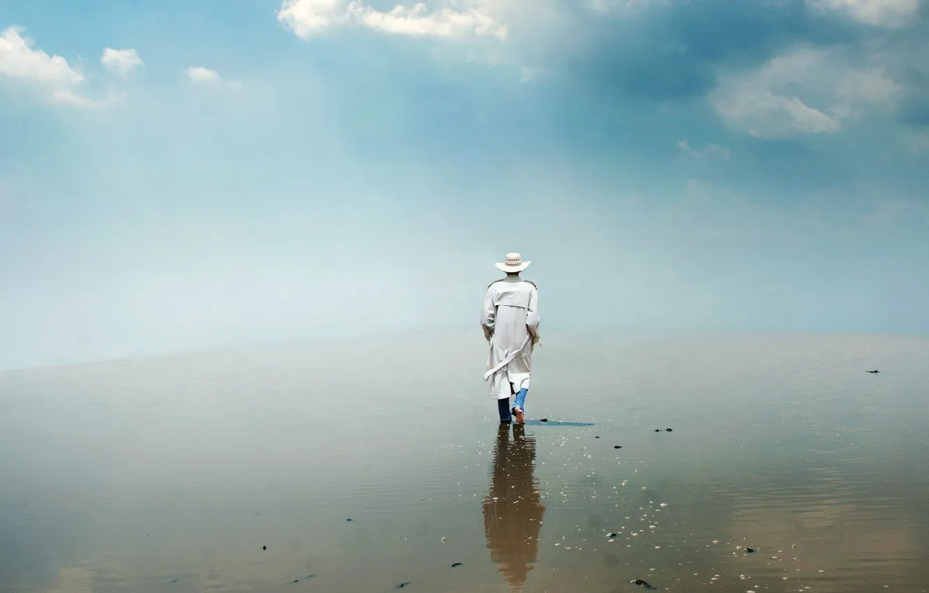 Фото обои man, Salar de Uyuni, walking on water