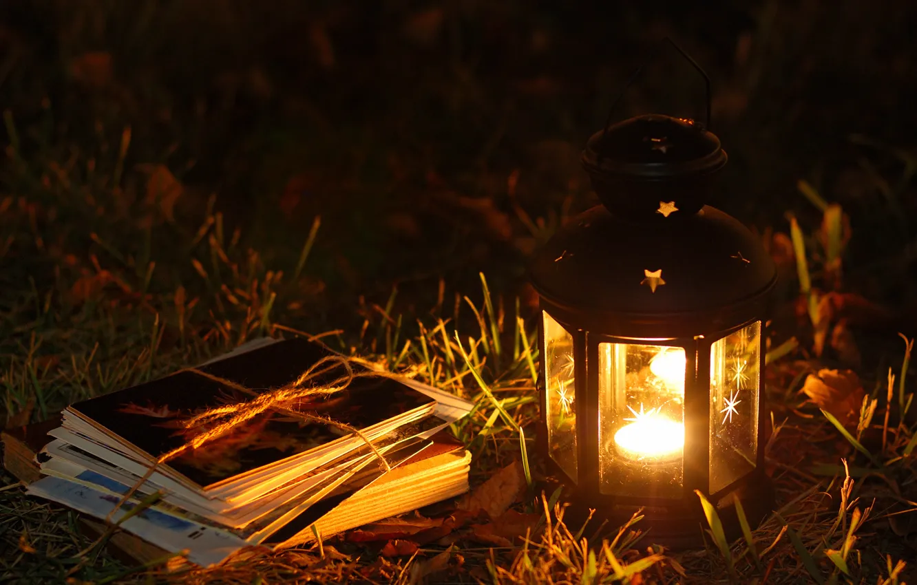 Фото обои трава, листья, свеча, фонарик, фонарь, письма, открытки, Ikea