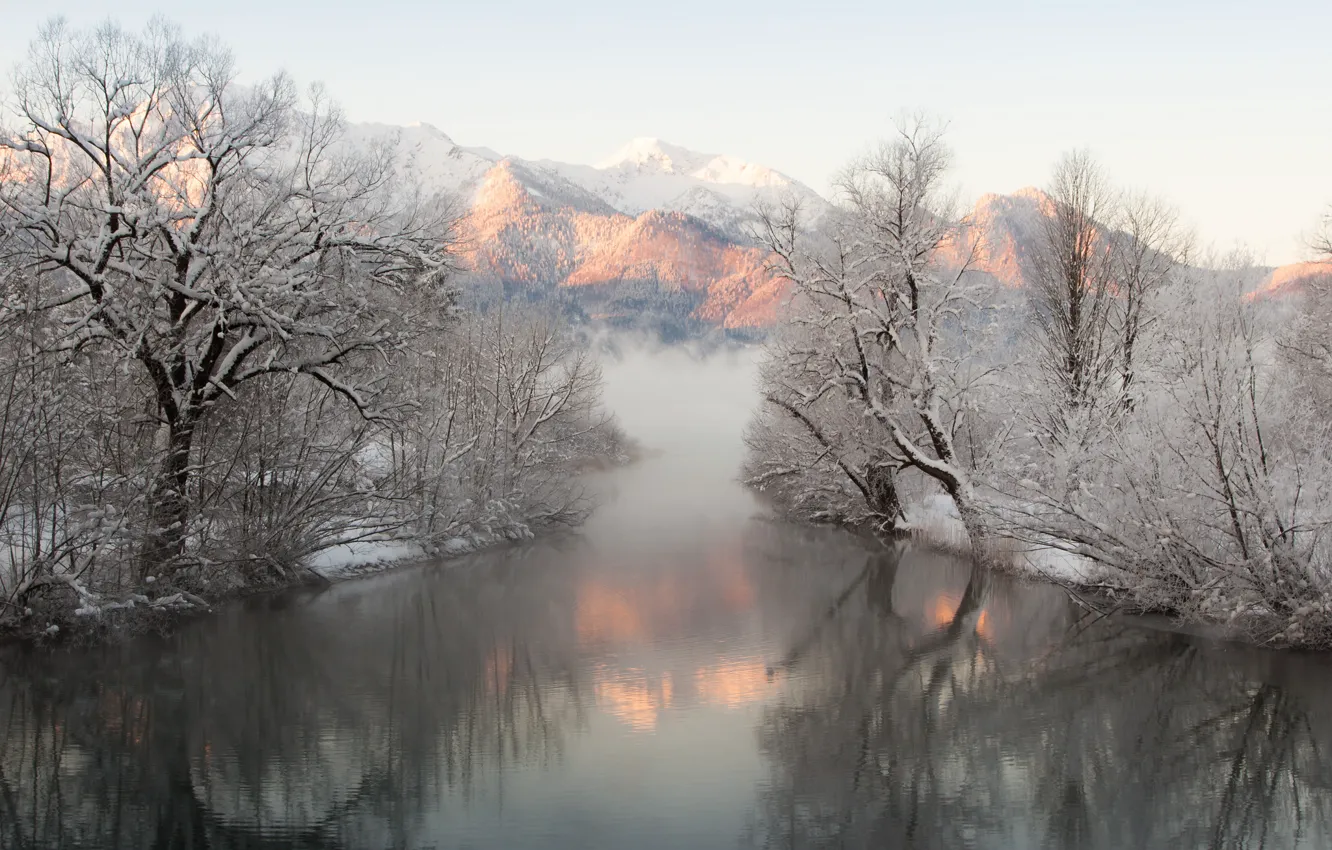 Фото обои зима, снег, деревья, горы, туман, отражение, река