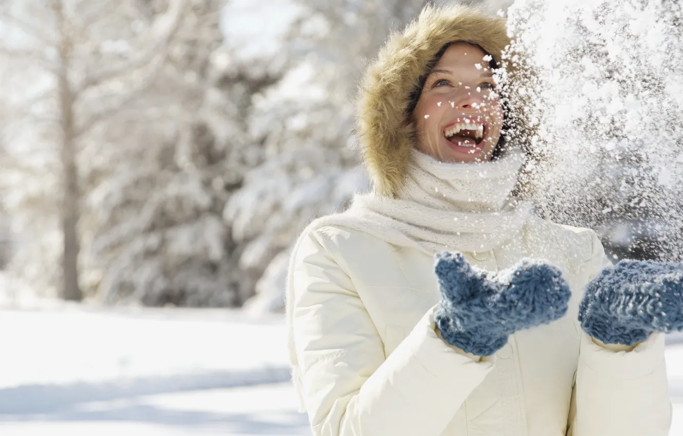 Фото обои зима, девушка, снег, радость, снежинки, природа, улыбка, настроения