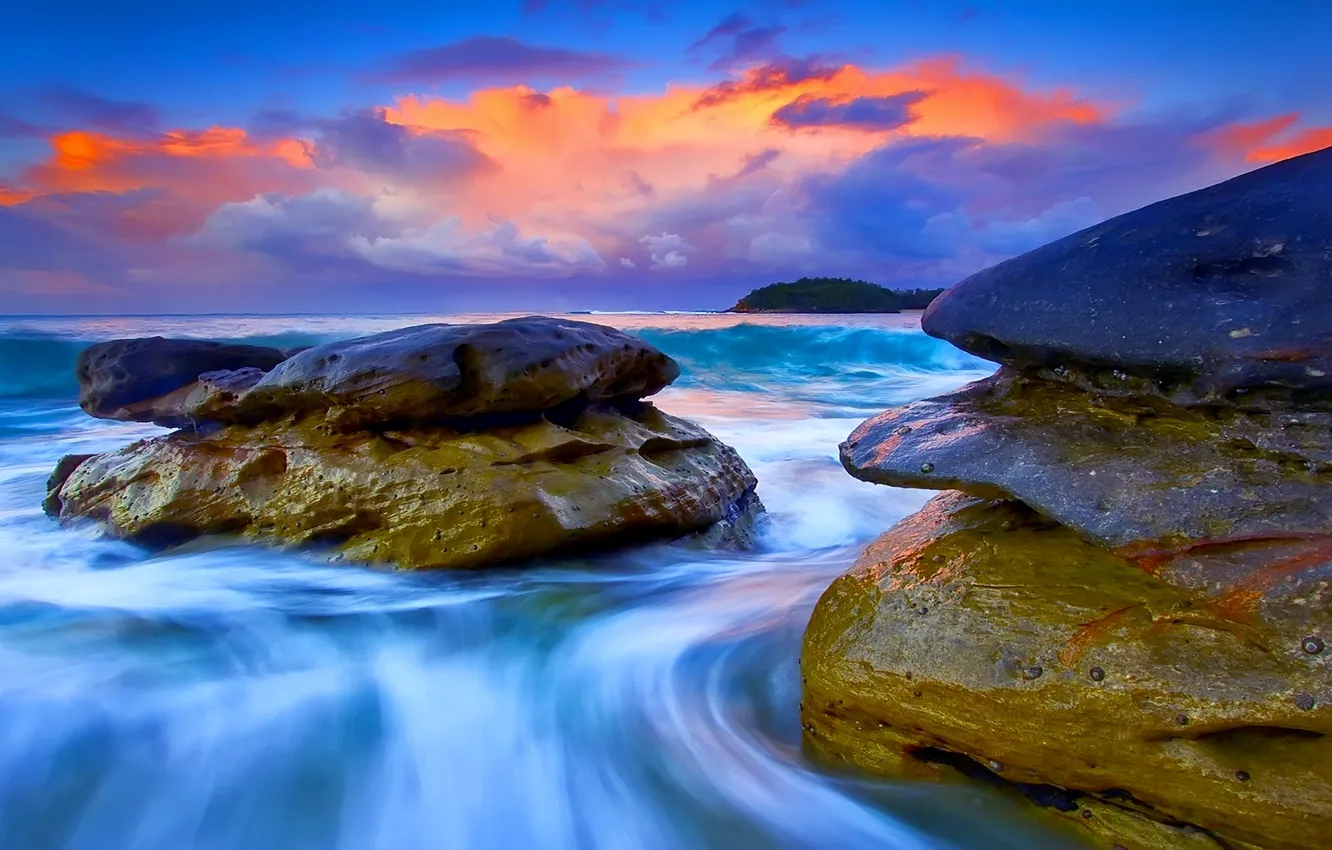 Фото обои море, небо, облака, закат, камни, скалы, зарево