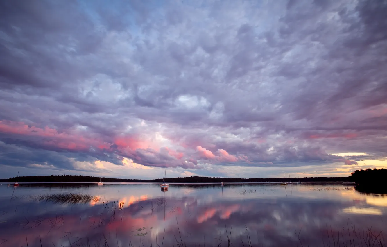 Фото обои небо, облака, озеро, отражение, лодки