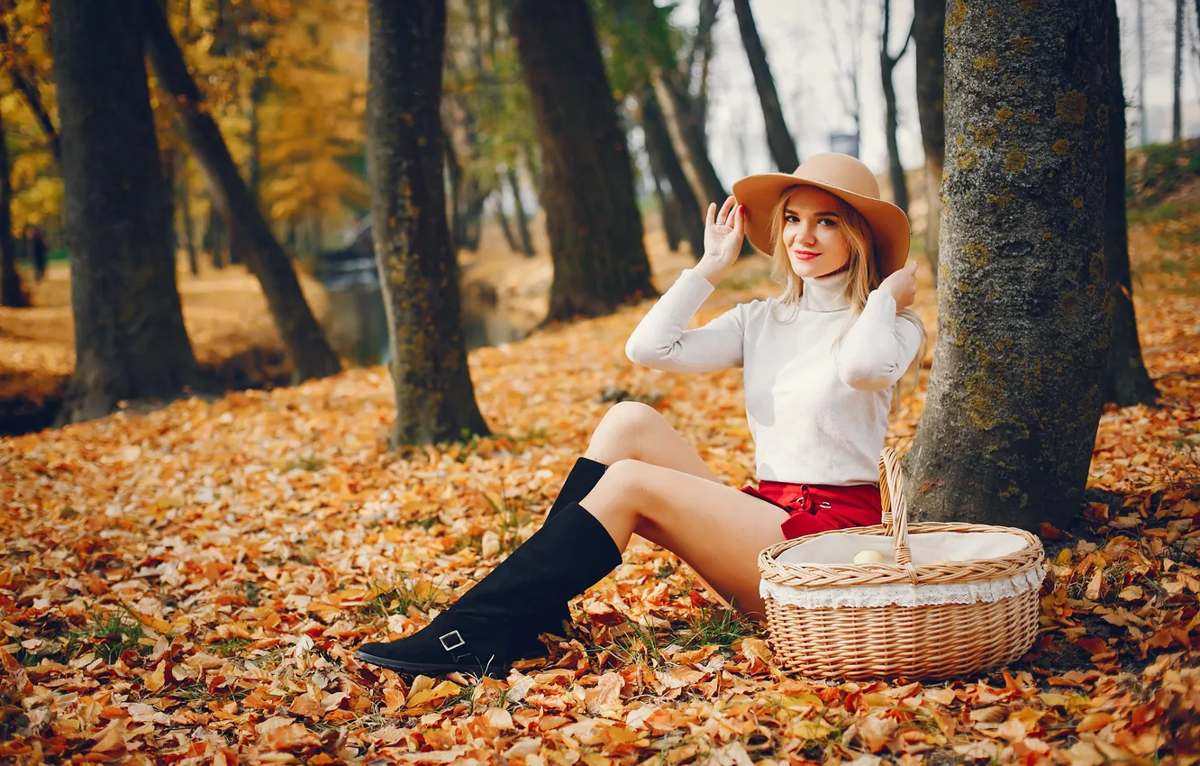 Фото обои girl, hat, young, smile, beautiful, blonde, cute, boots