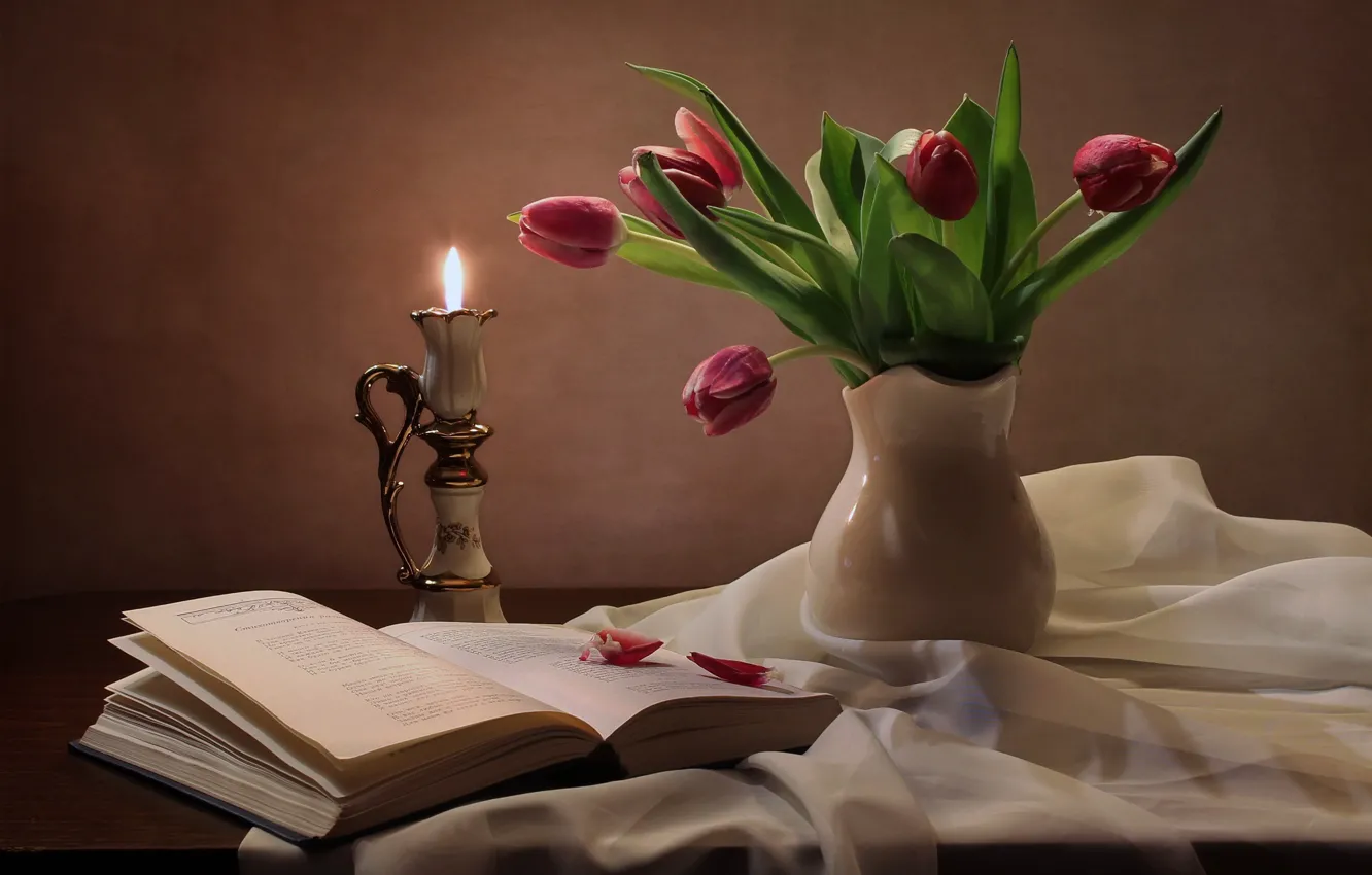 Фото обои свеча, тюльпаны, книга, натюрморт