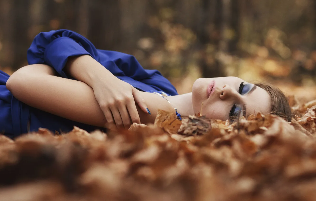 Фото обои осень, лес, листья, девушка, деревья, настроение, модель, портрет