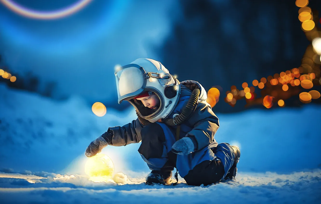 Фото обои зима, снег, космонавт, скафандр, костюм, ребёнок, боке, Ксения Лысенкова