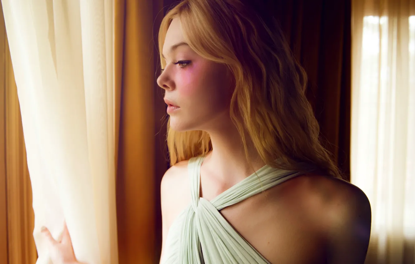 Фото обои окно, блондинка, занавески, шторы, триллер, ужасы, Elle Fanning, Эль Фаннинг