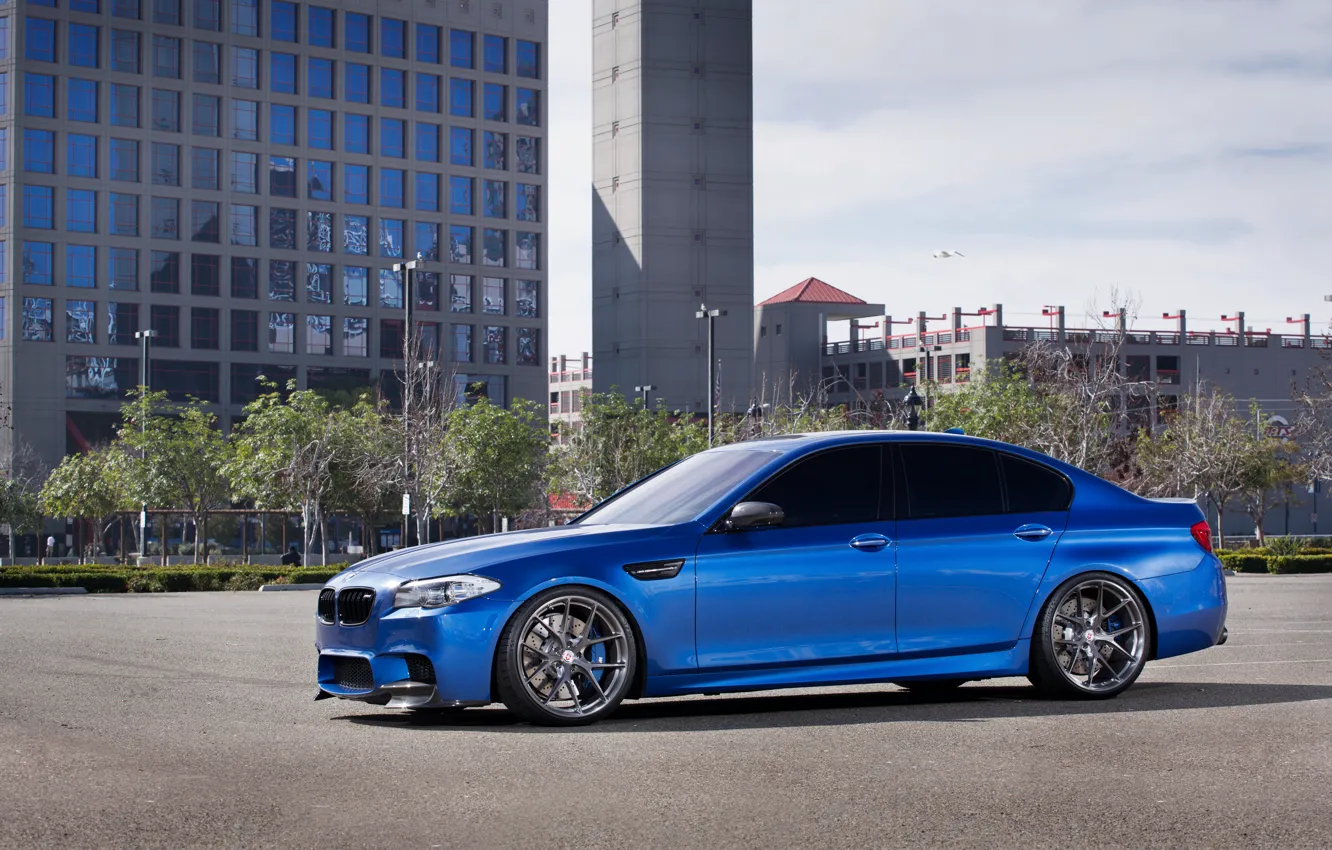 Фото обои синий, здание, окна, BMW, БМВ, диски, вид сбоку, f10