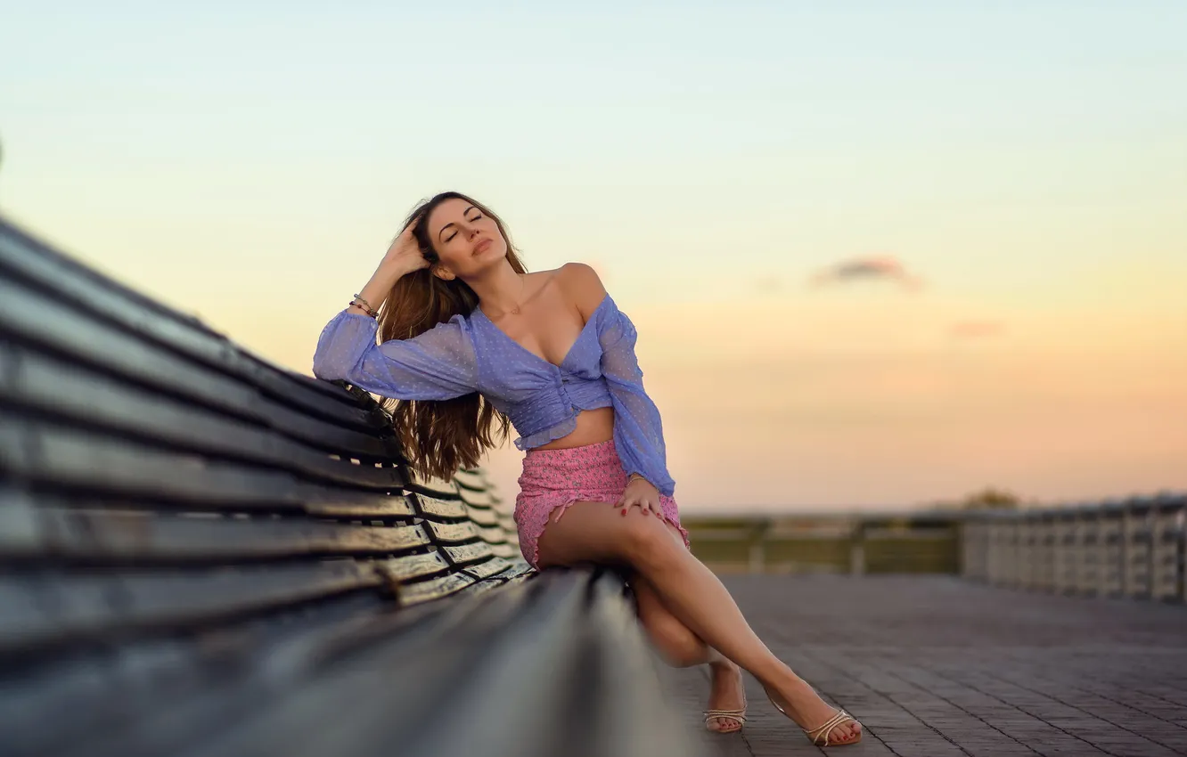 Фото обои девушка, скамья, Esmeralda
