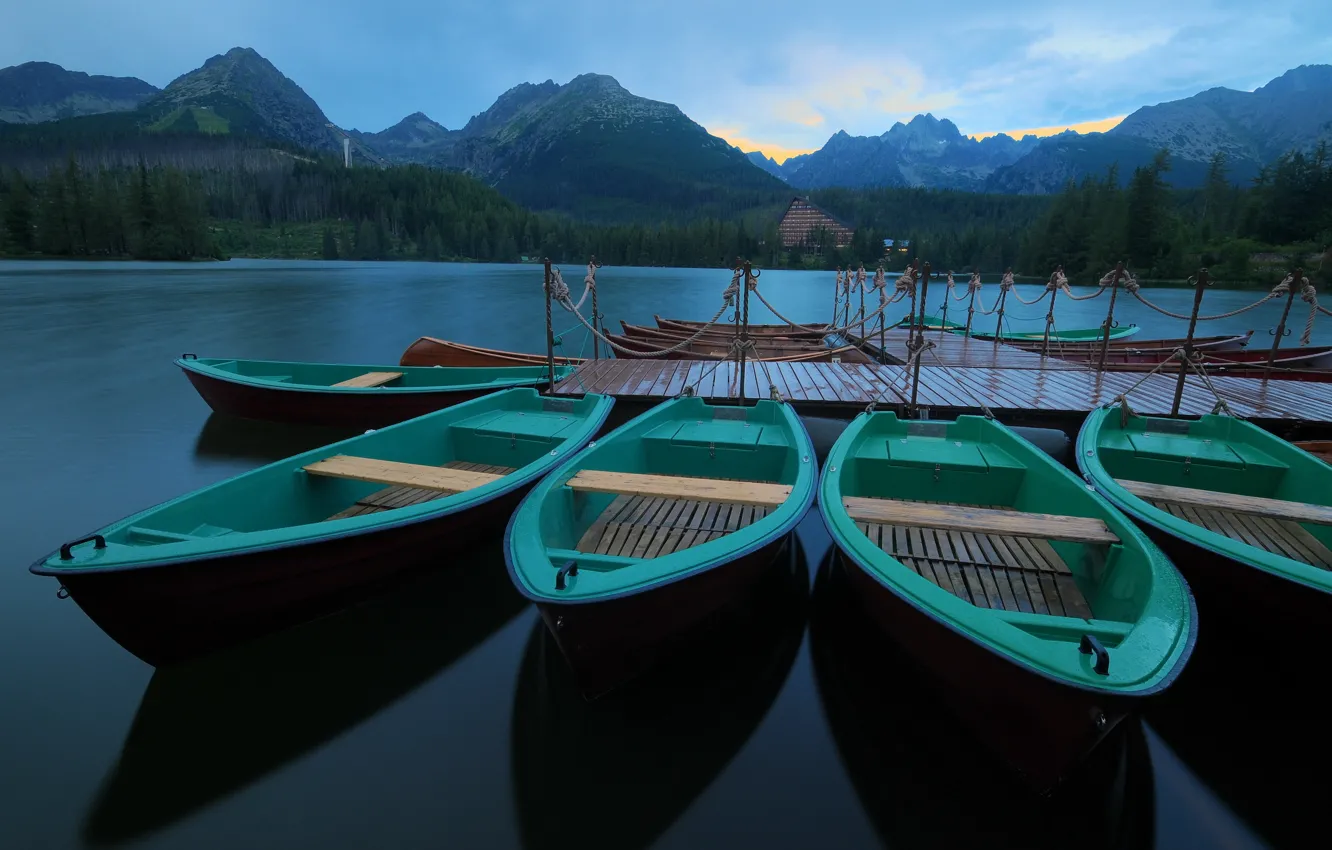 Фото обои лес, горы, озеро, спокойствие, лодки, утро, причал, Словакия