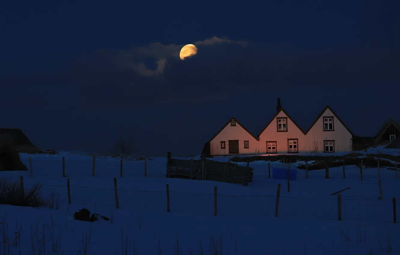 Фото обои зима, свет, снег, ночь, луна, забор, домики