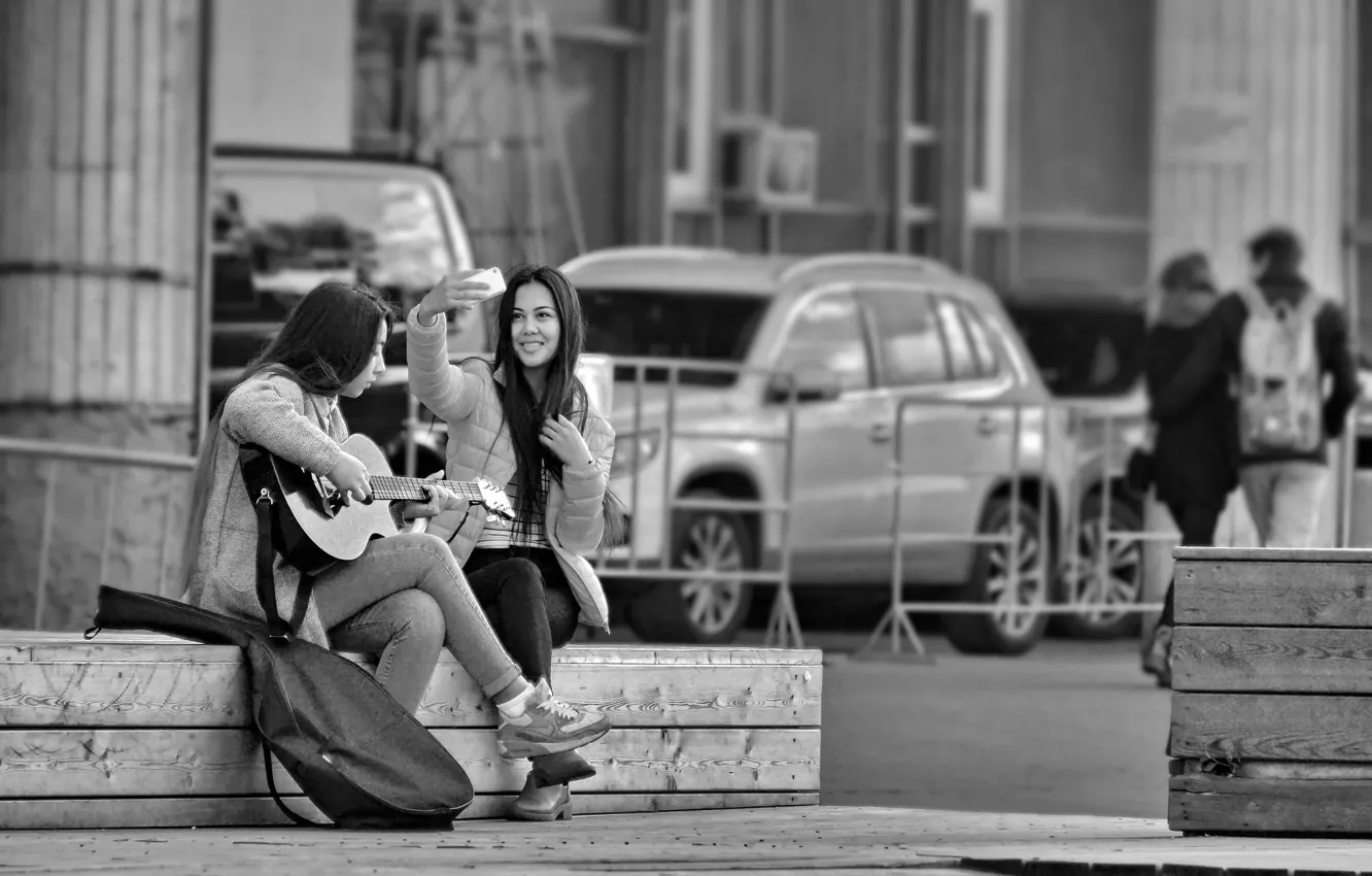 Фото обои город, девушки, гитара, just don't touch the guitar