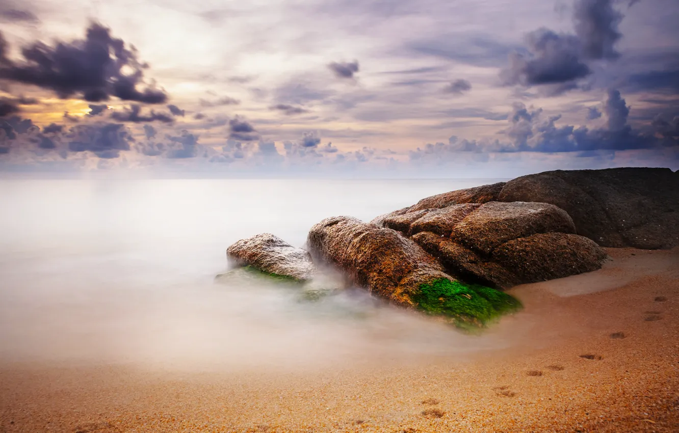 Фото обои песок, море, пляж, небо, облака, следы, камни