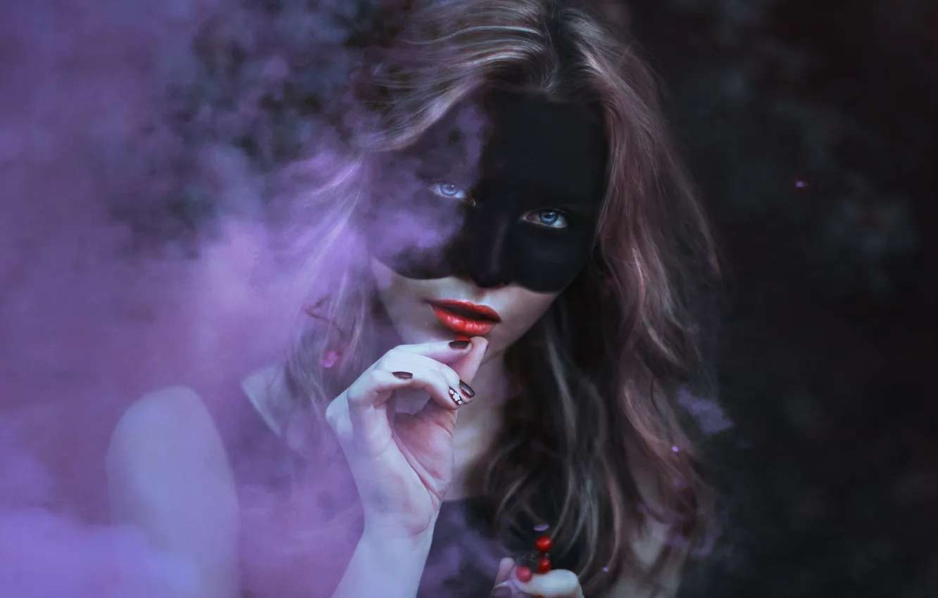 Фото обои девушка, ягоды, дым, маска, голубоглазая