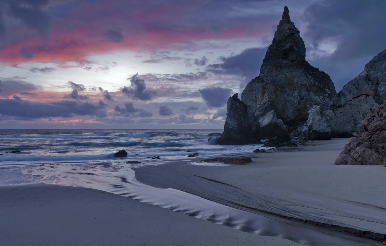 Фото обои песок, море, небо, облака, закат, тучи, скалы, берег