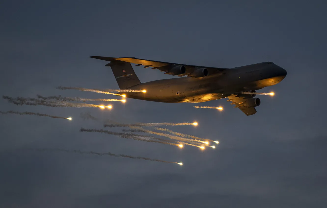 Фото обои Lockheed, ВВС США, Super Galaxy, американский тяжёлый военно-транспортный самолёт, C-5M, countermeasures