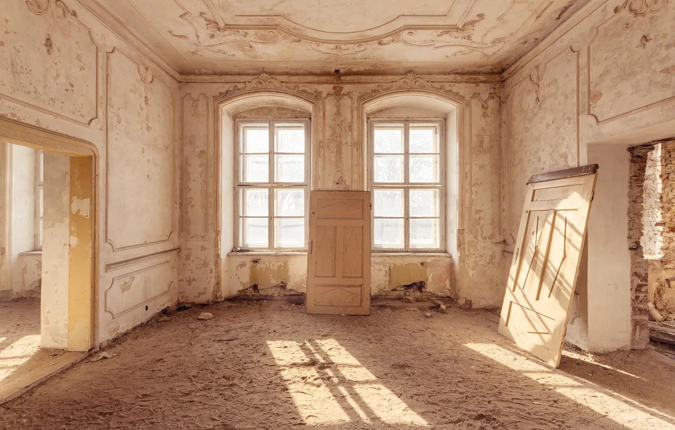 Фото обои песок, следы, комната, окна, двери, солнечный свет