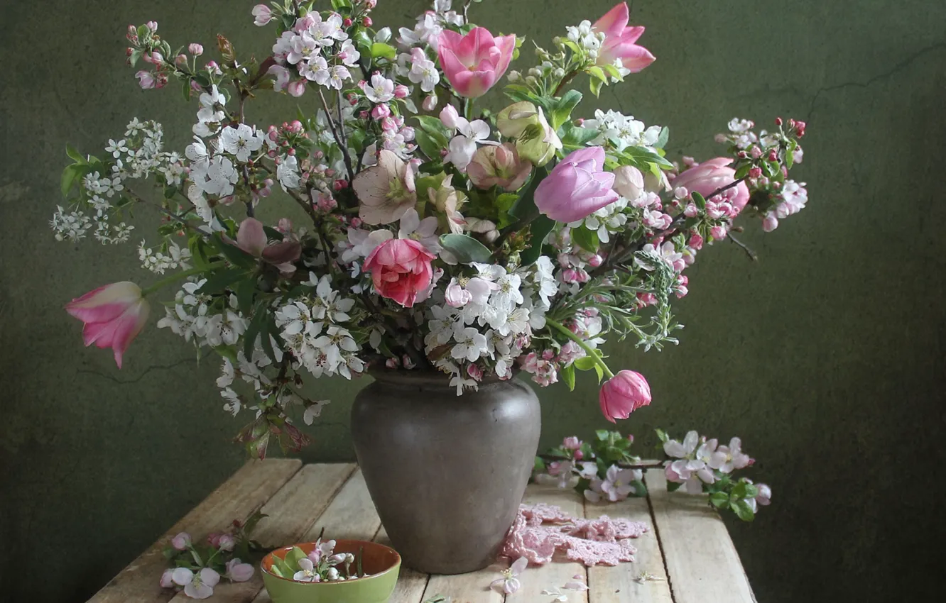 Фото обои вишня, весна, тюльпаны, ваза, морозник