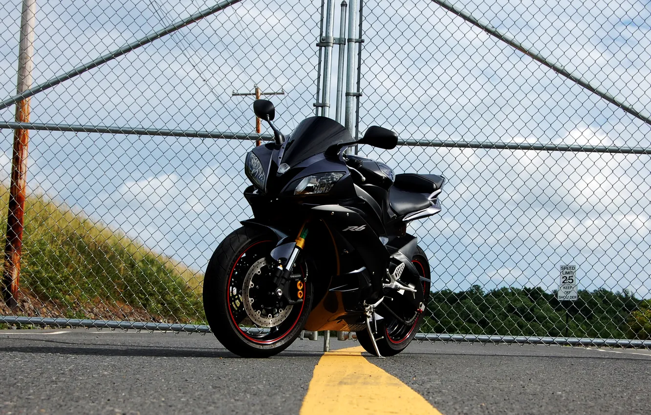 Фото обои чёрный, ворота, мотоцикл, black, yamaha, bike, ямаха, yzf-r6