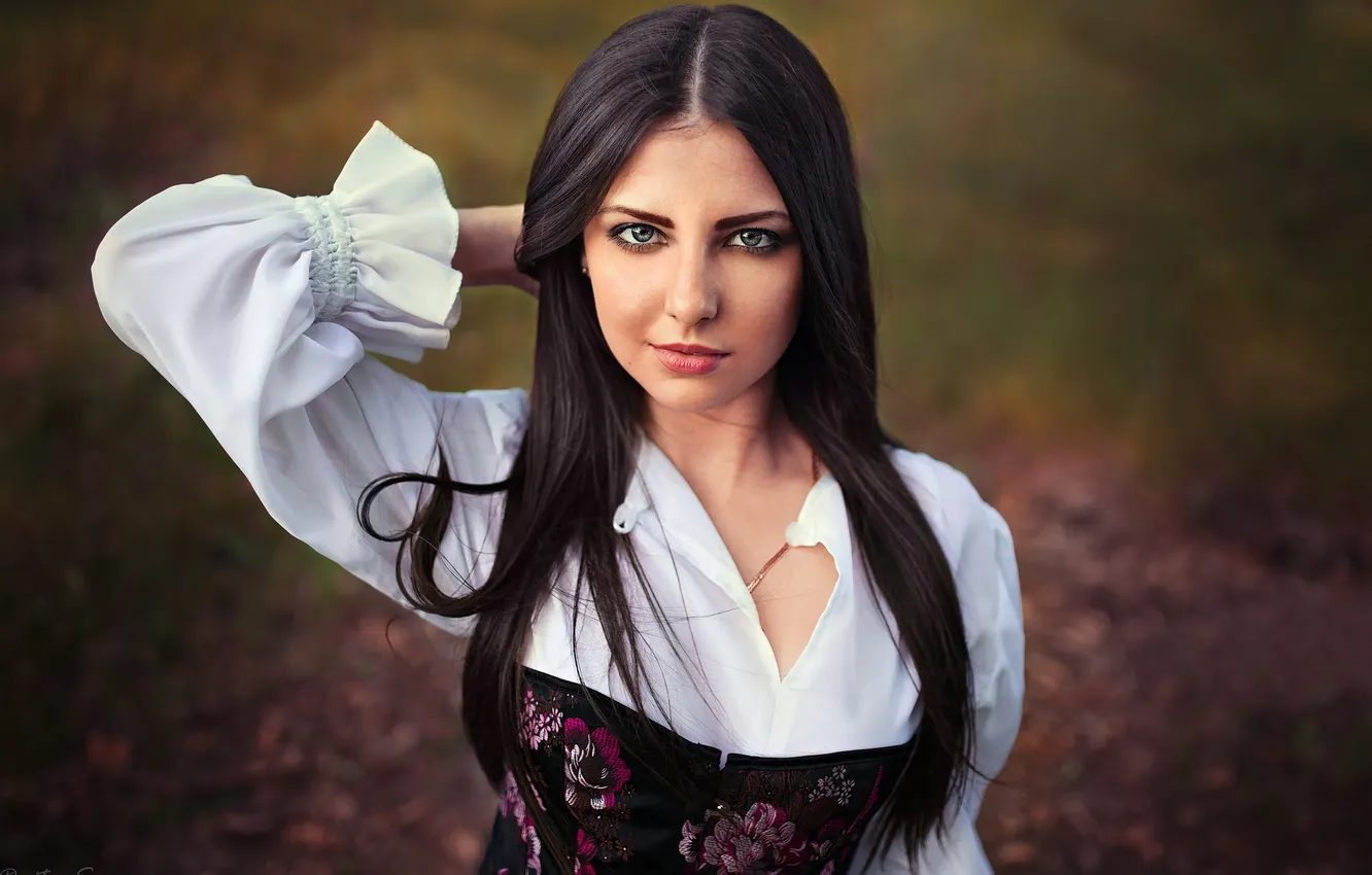 Фото обои взгляд, природа, поза, модель, портрет, макияж, платье, брюнетка