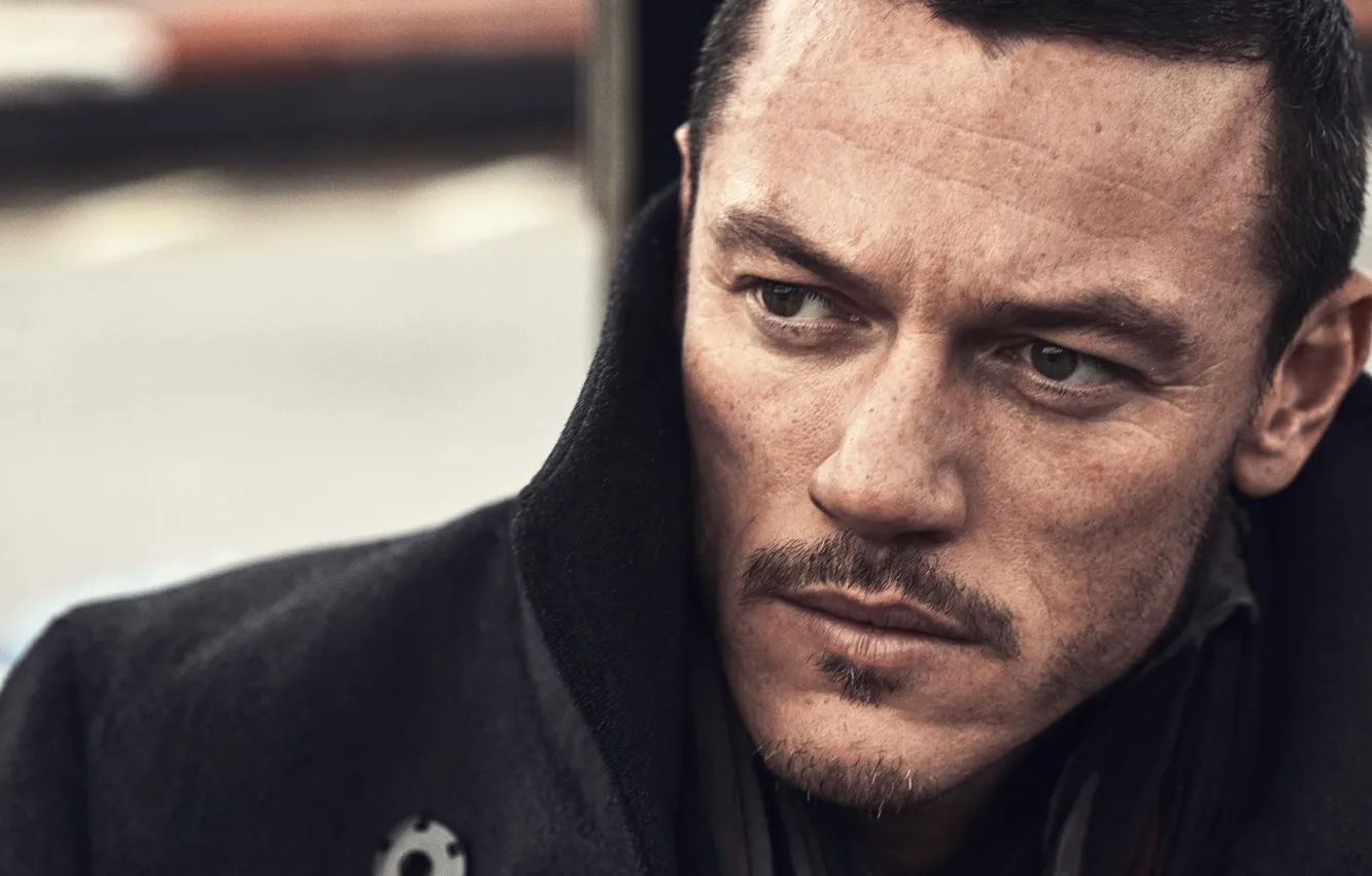 Фото обои веснушки, мужчина, пальто, люк эванс, luke evans
