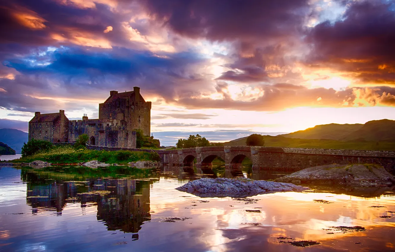 Фото обои небо, вода, облака, свет, отражения, Шотландия, Замок, солнца
