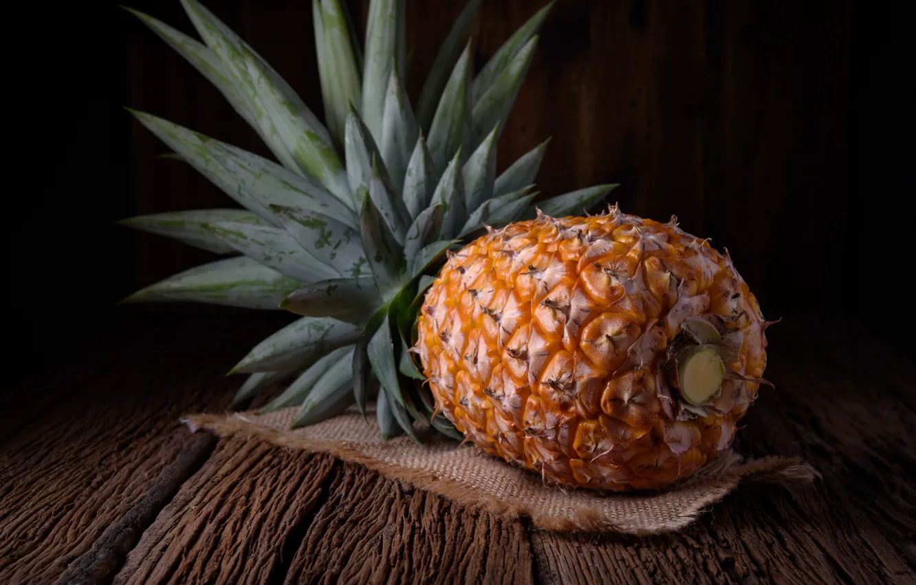 Фото обои листья, ананас, мешок, деревянный фон