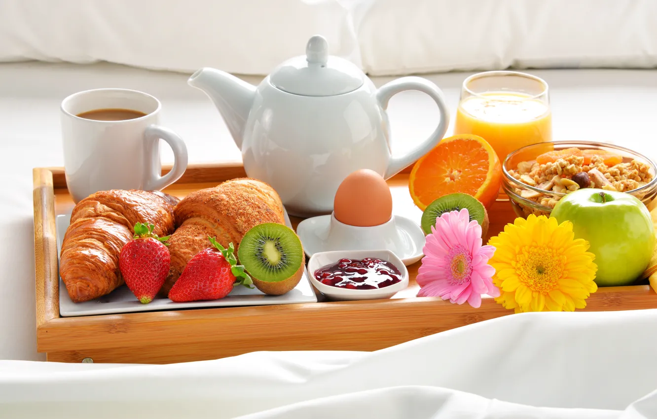 Фото обои кофе, сок, фрукты, хлопья, варенье, круассаны, завтрак в постель