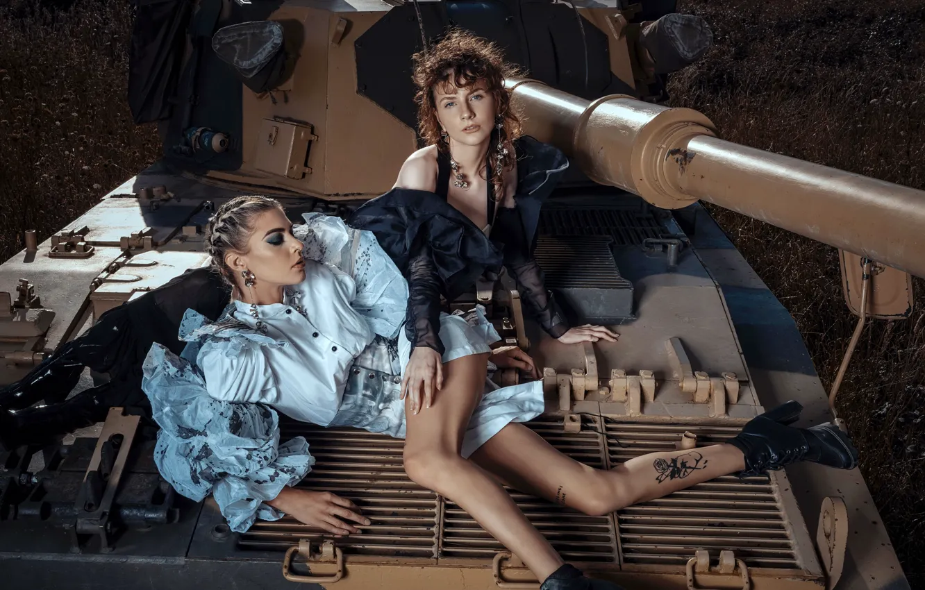 Фото обои оружие, девушки, танк
