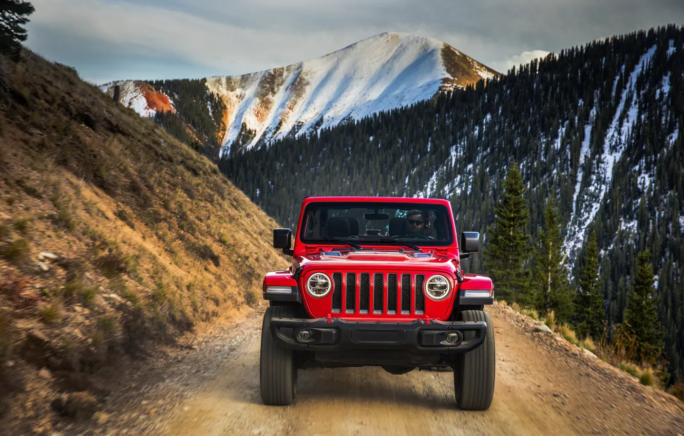 Фото обои небо, снег, горы, красный, склон, передок, 2018, Jeep