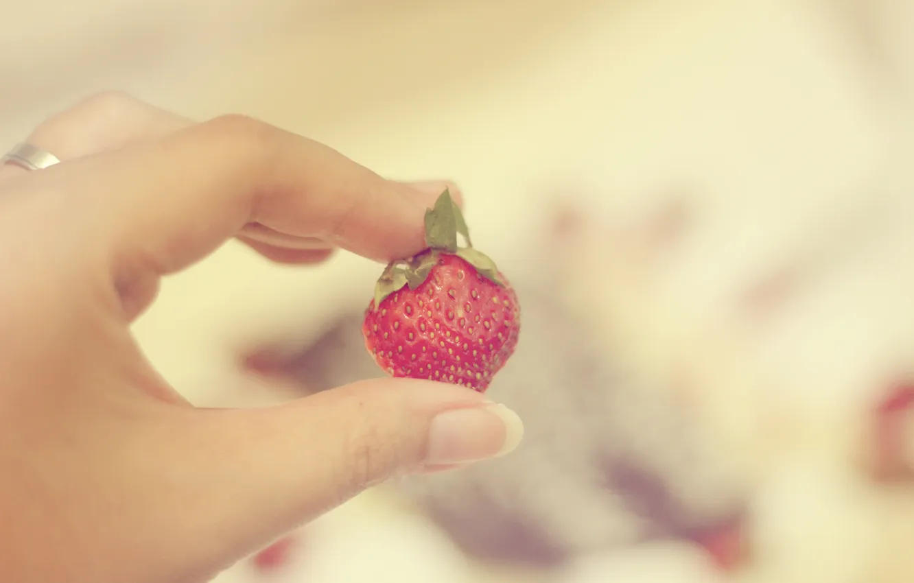 Фото обои рука, клубника, ягода, пальцы, ногти