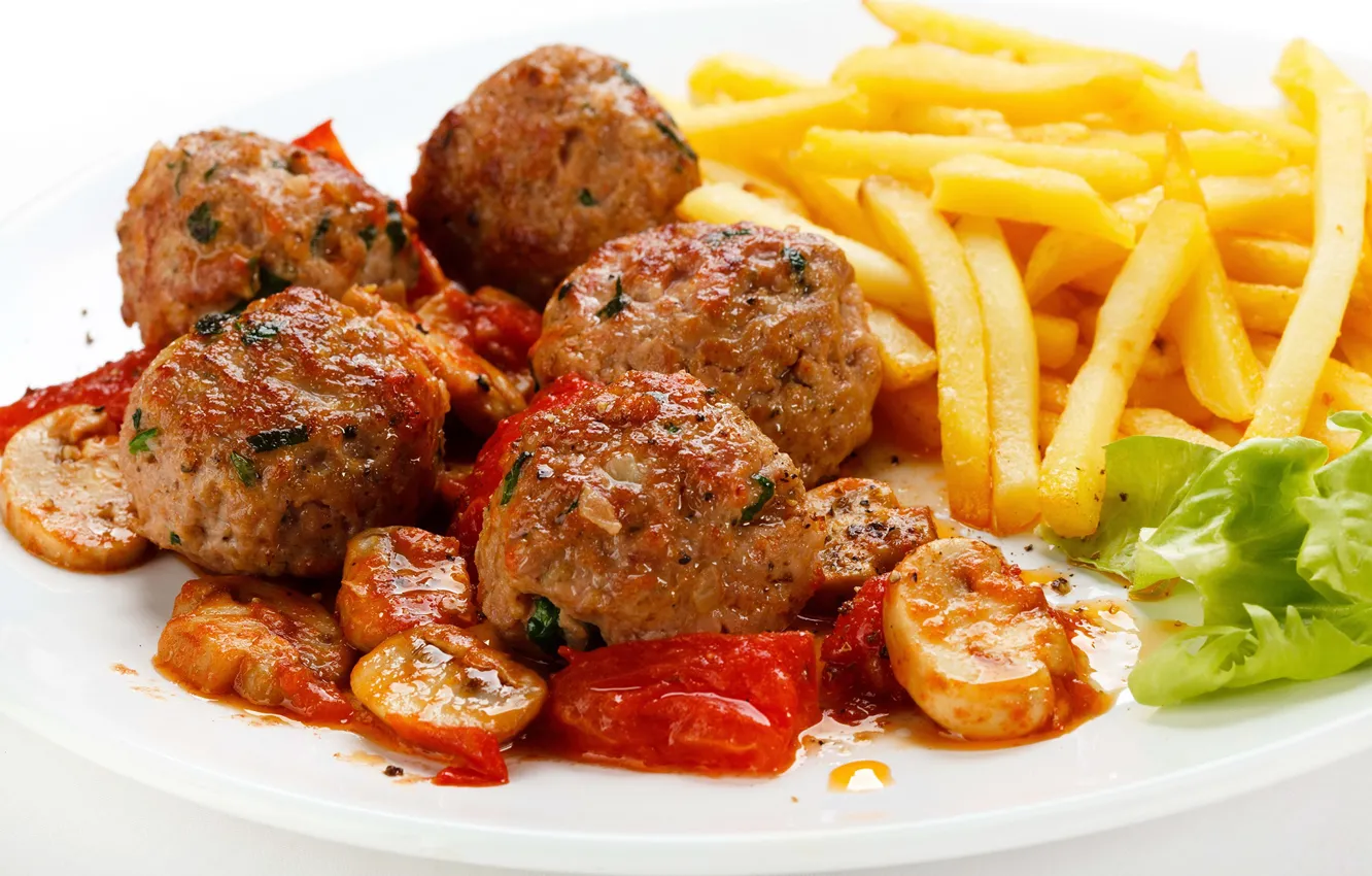 Фото обои мясо, овощи, помидоры, картофель фри, котлеты, тефтели