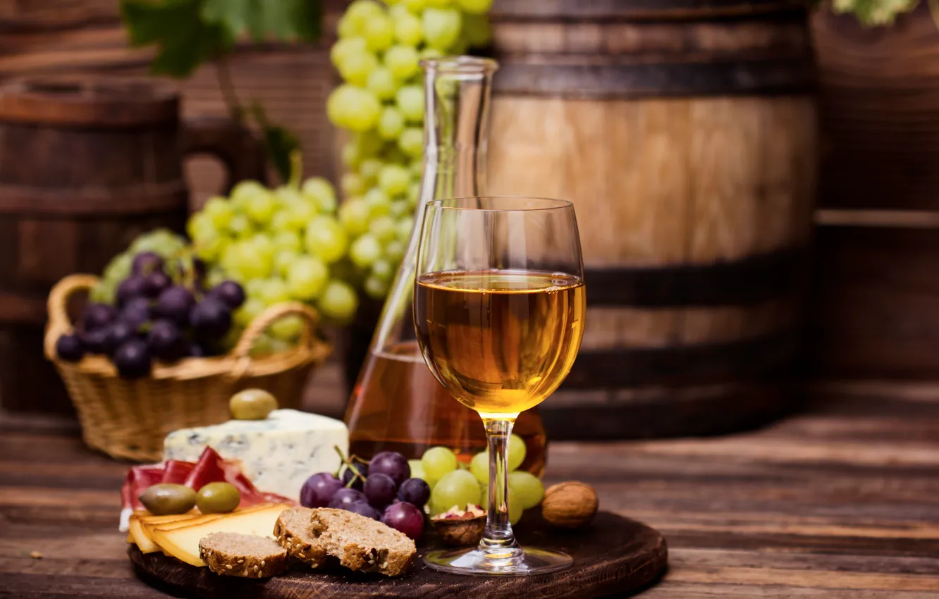 Фото обои вино, сыр, хлеб, виноград, wood, нарезка, графин, разделочная доска