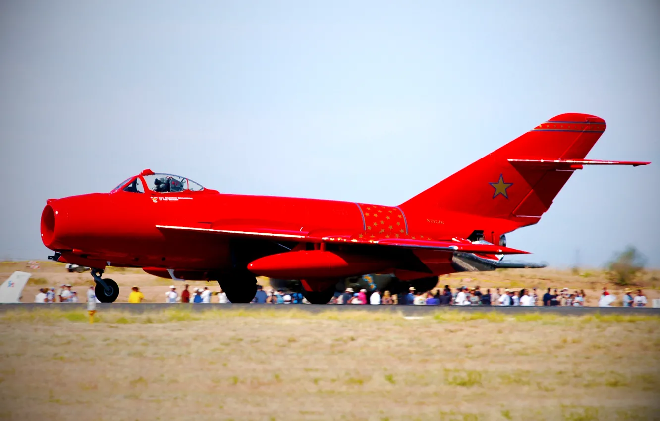 Фото обои Красный, Крылья, Авиация, Взлет, реактивный истребитель, Вид сбоку, МиГ-17, Микоян