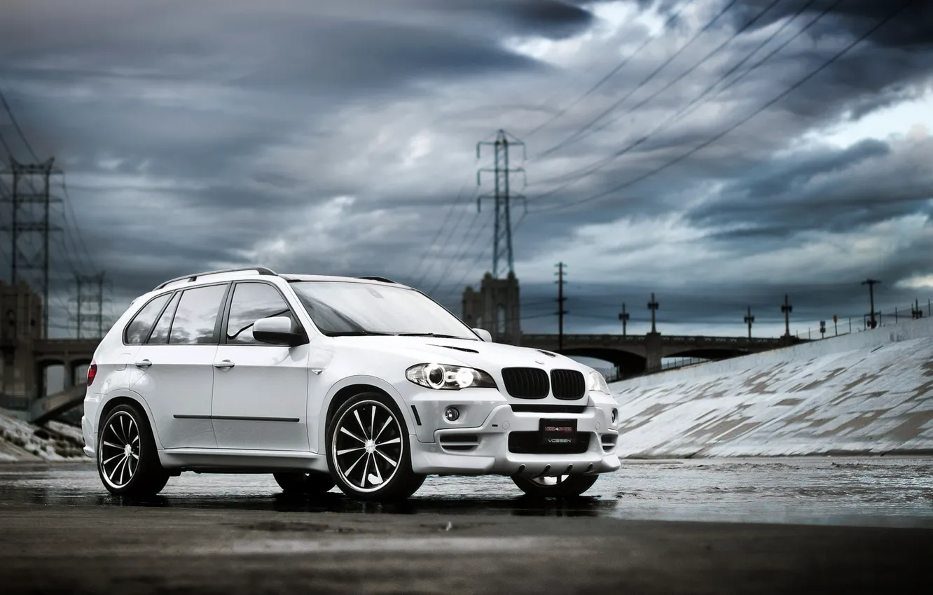 Фото обои белый, тучи, бмв, внедорожник, tuning, BMW X5