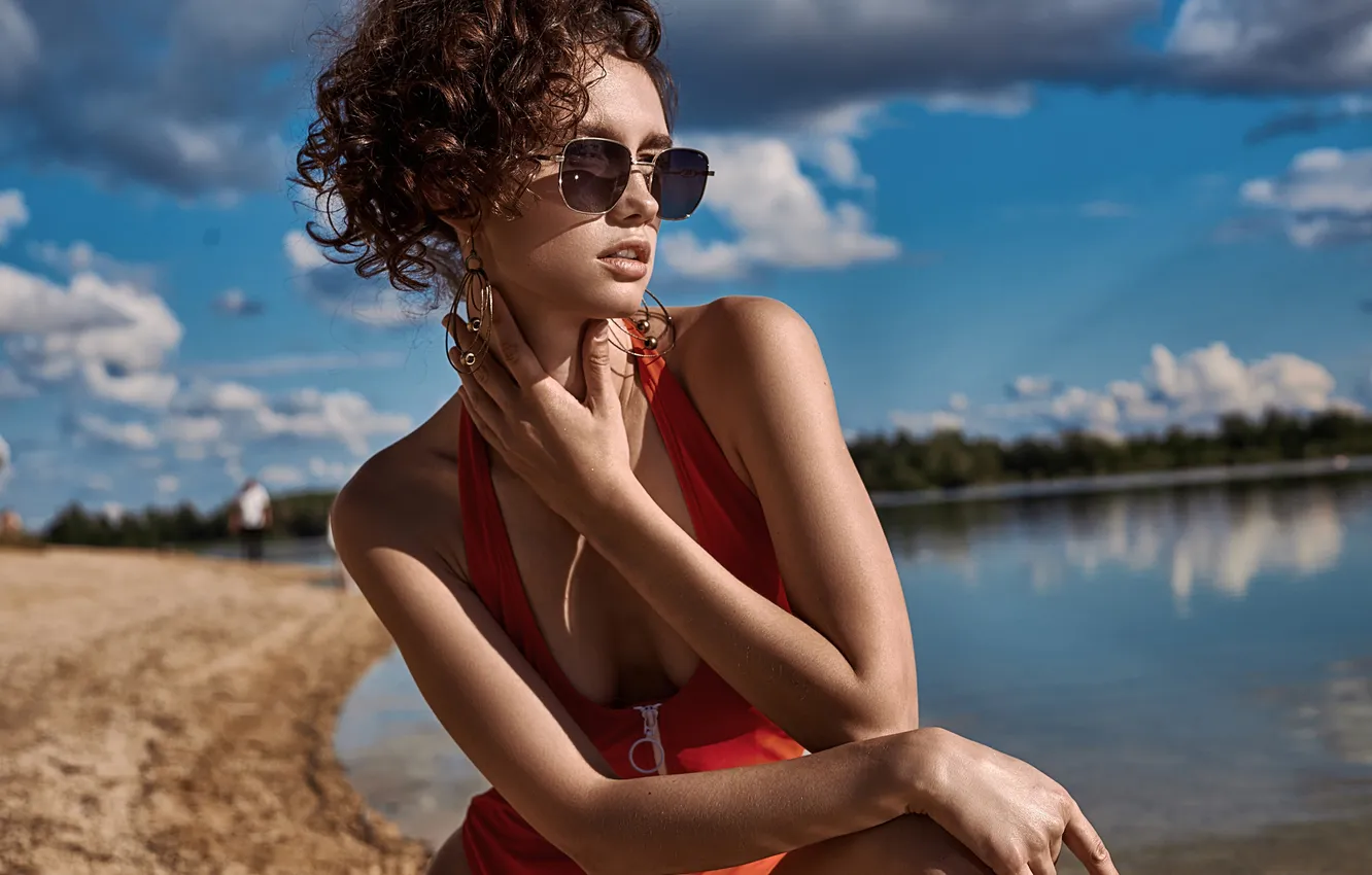 Фото обои девушка, поза, руки, очки, кудри, водоём, Дарья Ионова