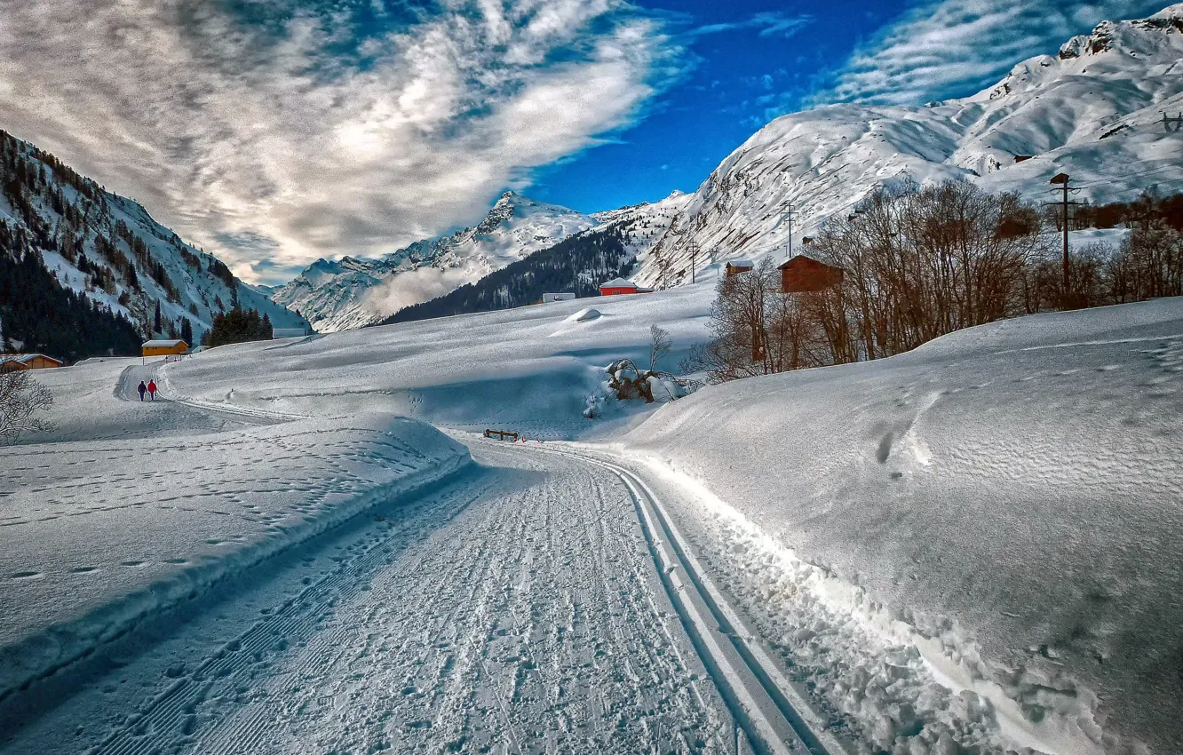 Фото обои дорога, снег, деревья, горы, дома