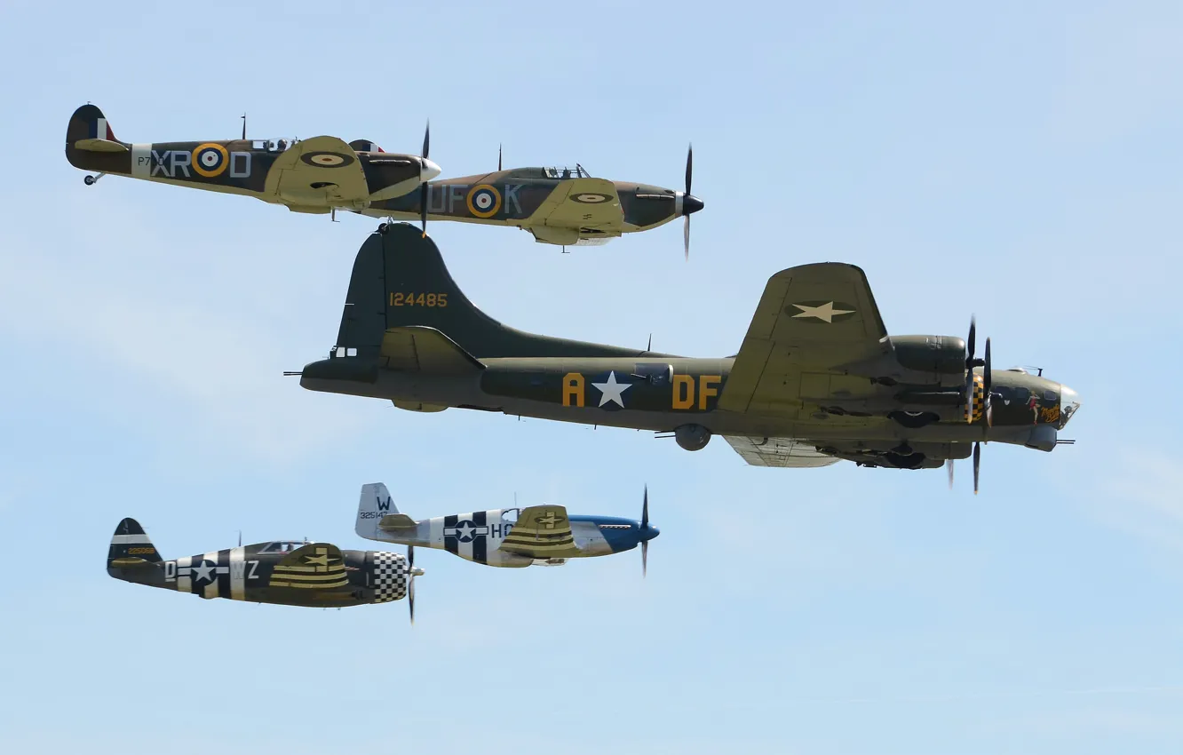 Фото обои Boeing, полёт, бомбардировщик, Spitfire, Hawker Hurricane, B-17, P-51 Mustang, P-47 Thunderbolt