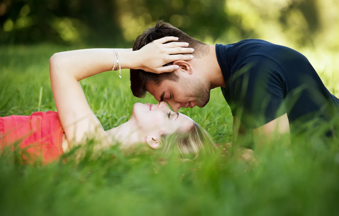 Фото обои трава, девушка, руки, пара, мужчина, влюбленные